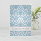 リハーサルディナー招待状。青いダマスクパターン。 招待状 (スタンド正面)