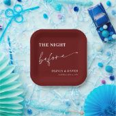 リハーサル・ディナーの前の夜にミニマリストが赤く ペーパープレート (パーティー)