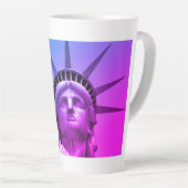 リバティポップ・アートのーニューヨークのブルーパープルの芸術像 カフェラテマグ (右アングル)
