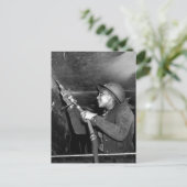 リバティ船からスラグをスケールするロージー・リベッター ポストカード (スタンド正面)