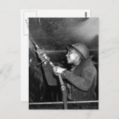 リバティ船からスラグをスケールするロージー・リベッター ポストカード (正面/裏面)