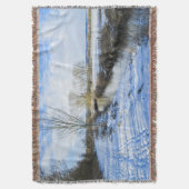 リバーサイドイングリッシュウィンターウォークパーソナライズされた- スローブランケット (正面縦)