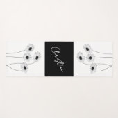 リバーシブルブラックとホワイトのデイジーと名前 ヨガマット (正面(横))