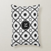 リバーシブルブラック&ホワイトジオメトリッククローバー アクセントクッション (正面(垂直))
