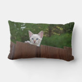 リバーシブル セルヴァル サバンナ猫 枕の上 ランバークッション (裏面)