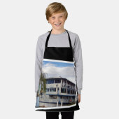 リバーボートポップアウトアート、キッズフルプリントエプロン エプロン (着用した状態)