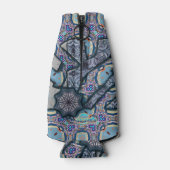 リビングメタルNo 2バイアレクサンドラ調理師アカリナンダラ ボトルクーラー (裏面)