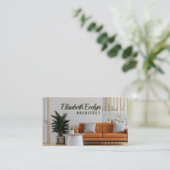 リビングルームのインテリアの壁が暖かいトーンでモックアップされている 名刺 (スタンド正面)