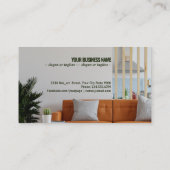 リビングルームのインテリアの壁が暖かいトーンでモックアップされている 名刺 (裏面)