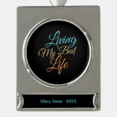 リビング最高のマイライフ – ポジティビティ引用文 シルバープレートバナーオーナメント (正面)