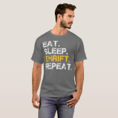リフターとバーゲンハンターT s Love Thrifting Tシャツ (正面フル)