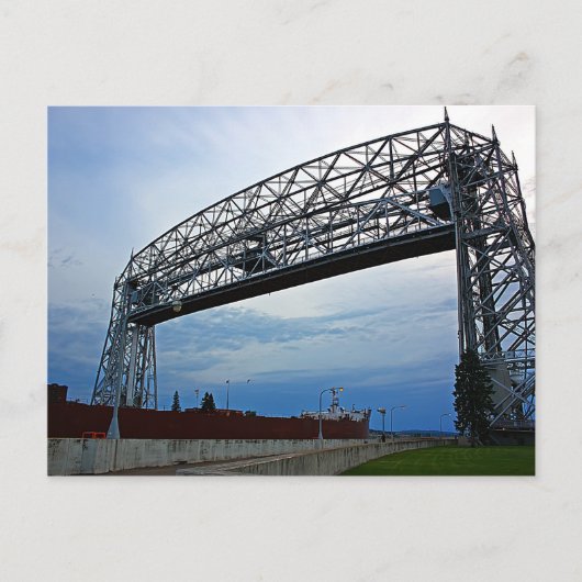 リフト橋の下に船を積む ポストカード (正面)