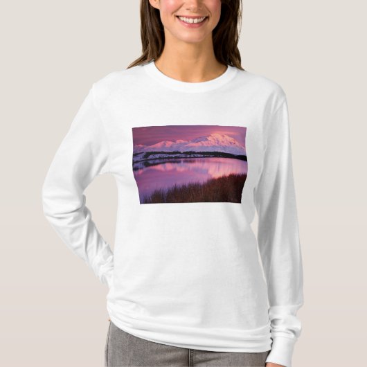 リフレクション池から望む日の入り時のデナリ山 Tシャツ (正面)