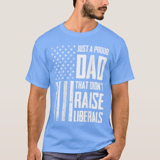 リベラルを育てなかった自慢のパパ アメリカ国旗 付き Dad Hat Tシャツ (正面)