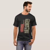 リベラル派のFaを上げようとしない普通のパパ Tシャツ (正面フル)
