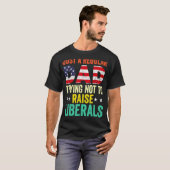 リベラル派のFaを上げようとしない普通のパパ Tシャツ (正面フル)