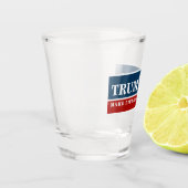 リベラル派を再び愛国的なトランプ引用文に呼び掛ける ショットグラス (左)