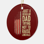 リベラル派を育てないように努める普通のパパ セラミックオーナメント (左)