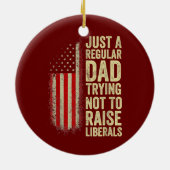 リベラル派を育てないように努める普通のパパ セラミックオーナメント (裏面)