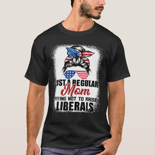 リベラル派を育てないように努力している普通の母親 Tシャツ (正面)