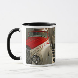 リベラーチェ財団の自動車コレクションと マグカップ