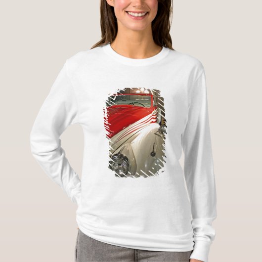 リベラーチェ財団の自動車コレクションと Tシャツ (正面)