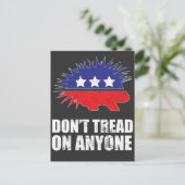 リベルタリアンの山嵐のロゴが誰にも踏み付かない ポストカード (スタンド正面)