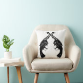 リボルバー//の交差させた旧式なヴィンテージは黒で撃ちます クッション (椅子)