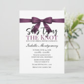 リボンが可愛い「She’s Tying the Knot」テーマのプラムカラーのバウ 招待状 (スタンド正面)