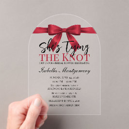 リボンが可愛い「She’s Tying the Knot」テーマの赤いリボンのデザイン アクリル招待状
