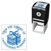 リボンで結ばれた本のスタック ライブラリ名 セルフインキングスタンプ (インサイチュ)