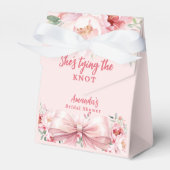 リボンで結ばれた花飾りの結婚前お披露目パーティー フェイバーボックス (正面サイド)