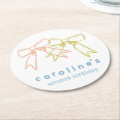 リボンと弓ガールズバースデーパーティーの水色 ラウンドペーパーコースター (アングル)