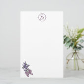 リボンの弓が付いているモノグラムそして紫色の薄紫のスプレー 便箋 (スタンド正面)