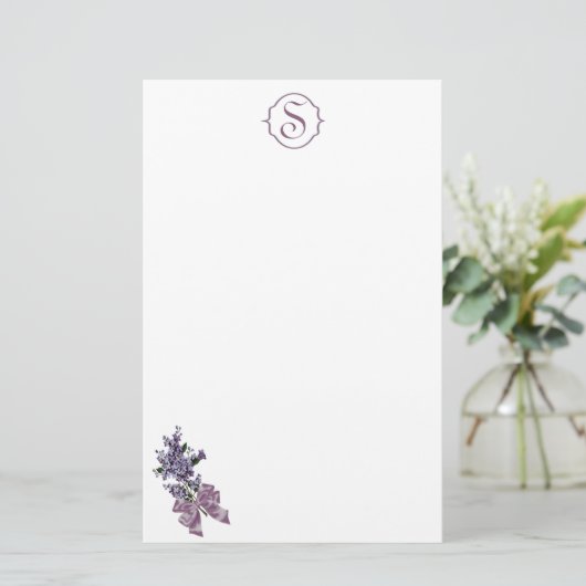 リボンの弓が付いているモノグラムそして紫色の薄紫のスプレー 便箋 (スタンド正面)