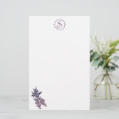 リボンの弓が付いているモノグラムそして紫色の薄紫のスプレー 便箋 (スタンド正面)