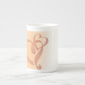 リボンの骨灰磁器のマグを抱き締めること ボーンチャイナマグカップ (正面)