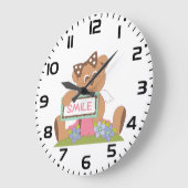 リボンを付けたスマイルサインを持つテディベア ラージ壁時計 (傾斜)