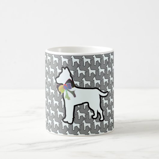 リボンを付けた白い犬 グレー   コーヒーマグカップ (中央)
