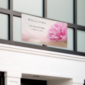 リボンバナー付きピンク色の牡丹 横断幕 (ビルの外側)