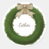 リボン付きボックスウッドの花輪 - ご希望の名前またはメッセージを ラウンドシール (正面)