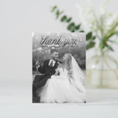 リボン ブラック スクリプト トップ ミニマル ウェディング フォト ポストカード (スタンド正面)