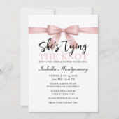 リボン・モチーフの「She’s Tying the Knot」デザイン 招待状 (正面)