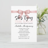 リボン・モチーフの「She’s Tying the Knot」デザイン 招待状 (スタンド正面)