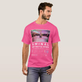 リミナル宇宙レトロインターネット80sおよび90s美学 tシャツ (正面フル)