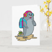 リュックを背負ったハイキング中のアザラシ カード (黄色い花)