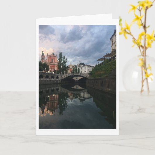 リュブリャナスロベニア川の夕暮れ反射の写真 カード (黄色い花)
