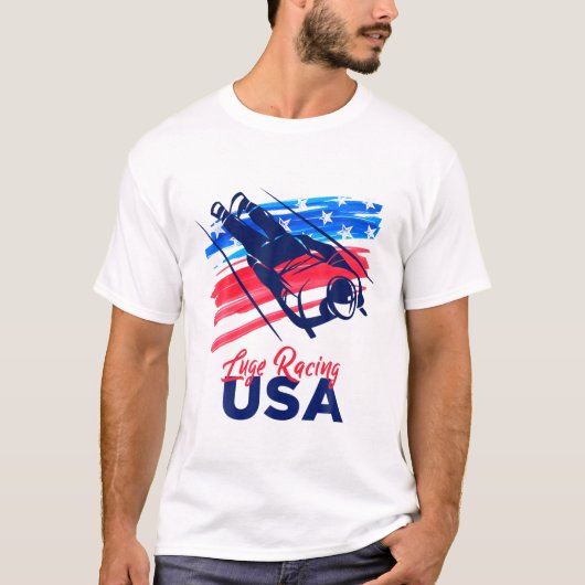 リュージュ・レーシング・アメリカが米国国旗のそりでチームを支援 Tシャツ (正面)