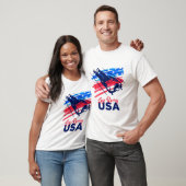 リュージュ・レーシング・アメリカが米国国旗のそりでチームを支援 Tシャツ (ユニセックス)