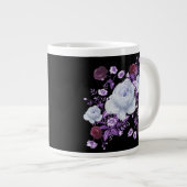 リラの花、黒背景 ジャンボコーヒーマグカップ (正面右)